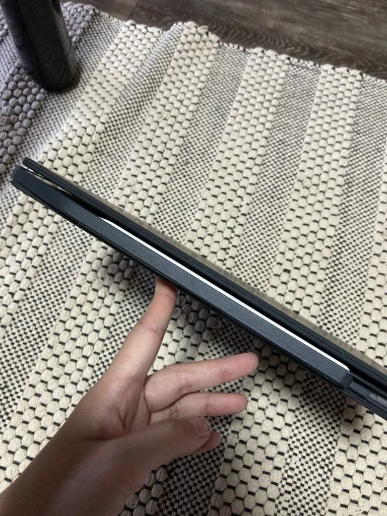 極薄・Magic Keyboard対応・Apple Pencil収納可 〜iPad Pro背面保護ケース「Switch Easy」のMagic Keyboard装着時の締まり具合