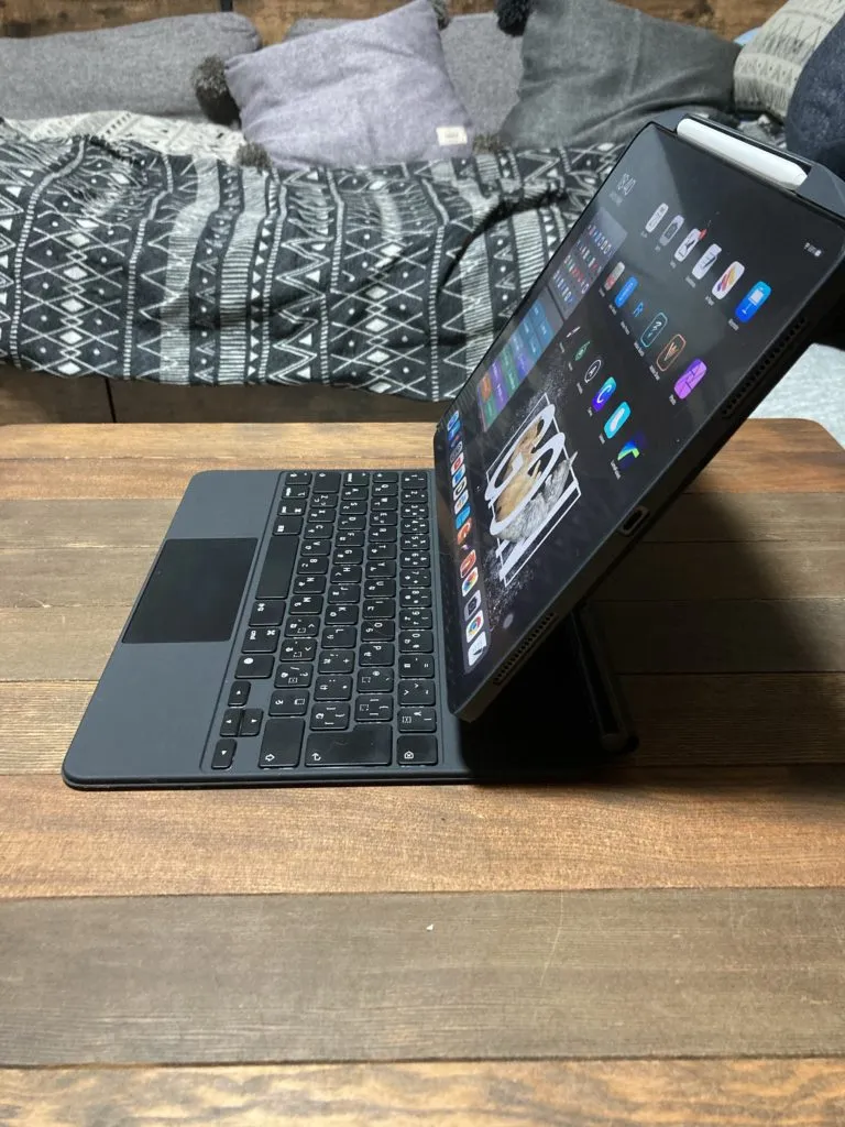 極薄・Magic Keyboard対応・Apple Pencil収納可 〜iPad Pro背面保護ケース「Switch Easy」の装着時横面