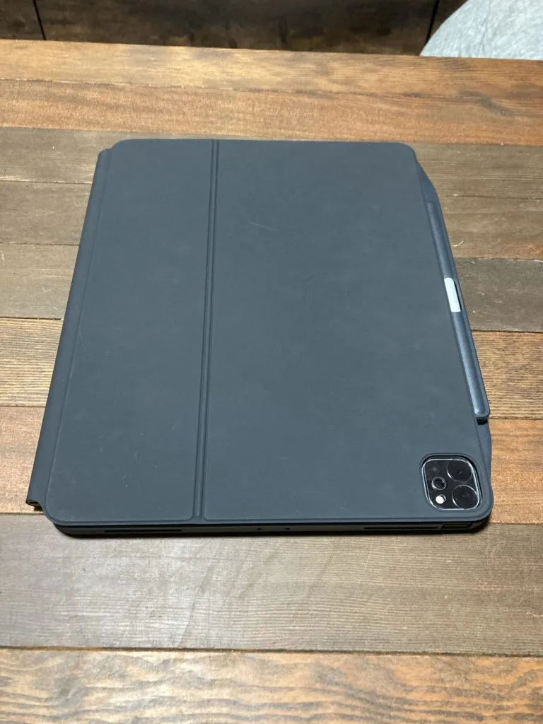 極薄・Magic Keyboard対応・Apple Pencil収納可 〜iPad Pro背面保護ケース「Switch Easy」の閉じた状態