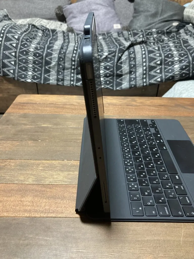 極薄・Magic Keyboard対応・Apple Pencil収納可 〜iPad Pro背面保護ケース「Switch Easy」の横面