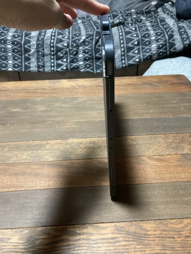 極薄の iPadケースで重さ・かさばり心配無用