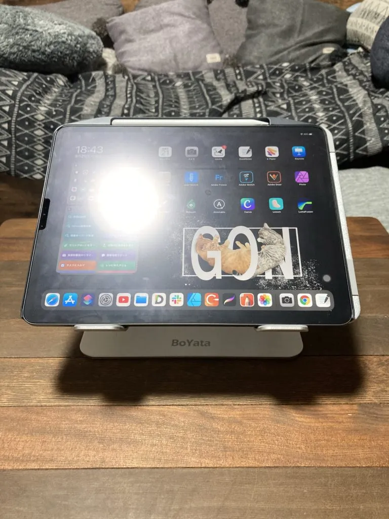 極薄・Magic Keyboard対応・Apple Pencil収納可 〜iPad Pro背面保護ケース「Switch Easy」をBoYataの台に乗せる