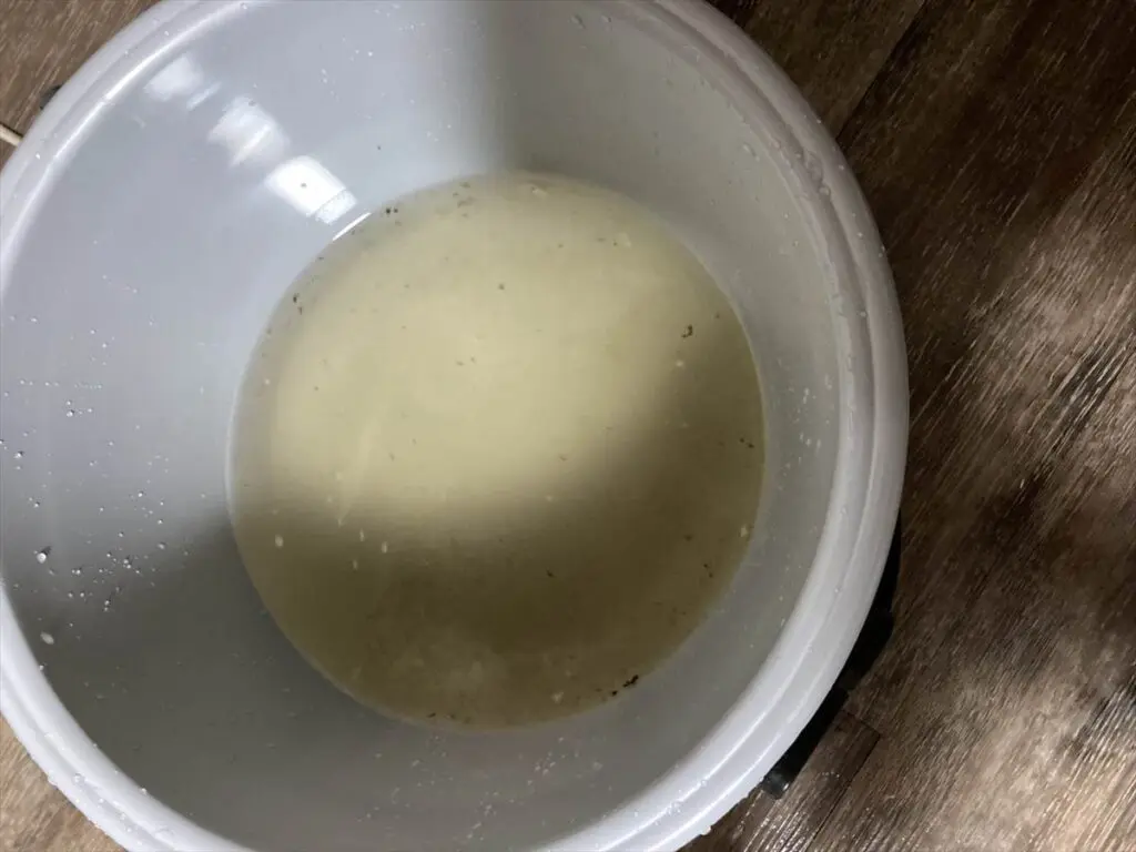 エアコンのカビ取り掃除を自力で行った際の汚水