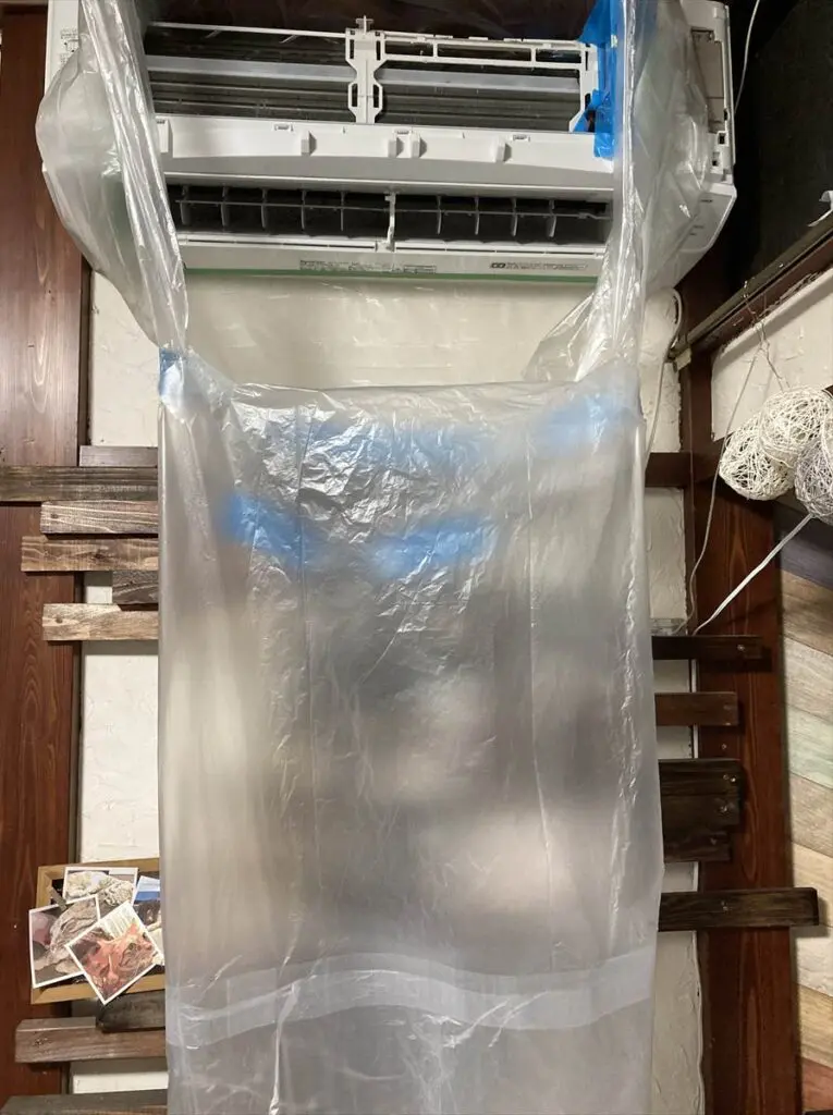 エアコンのカビ取り洗浄を自力で行う際に必要なマスカーとゴミ袋で汚水の通り道を作る