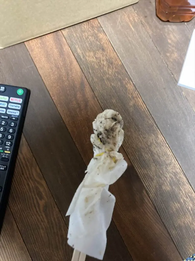 エアコンのカビ取り洗浄に使う割りばしにティッシュを巻いた自作の掃除道具