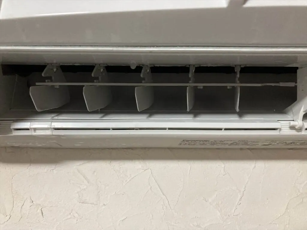 エアコンのカビを自分で掃除した後の綺麗になったエアコン