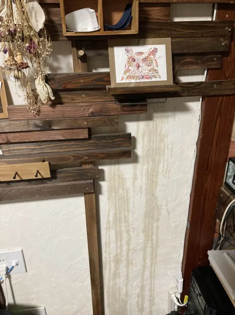 エアコンのカビ取り洗浄を自分で行った際に失敗して壁に水跡がついたところ