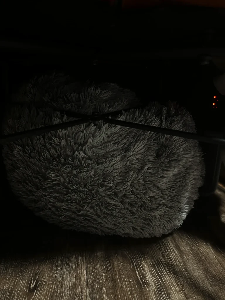 デスクをコタツにするときに、椅子の下の隙間はクッションで埋める