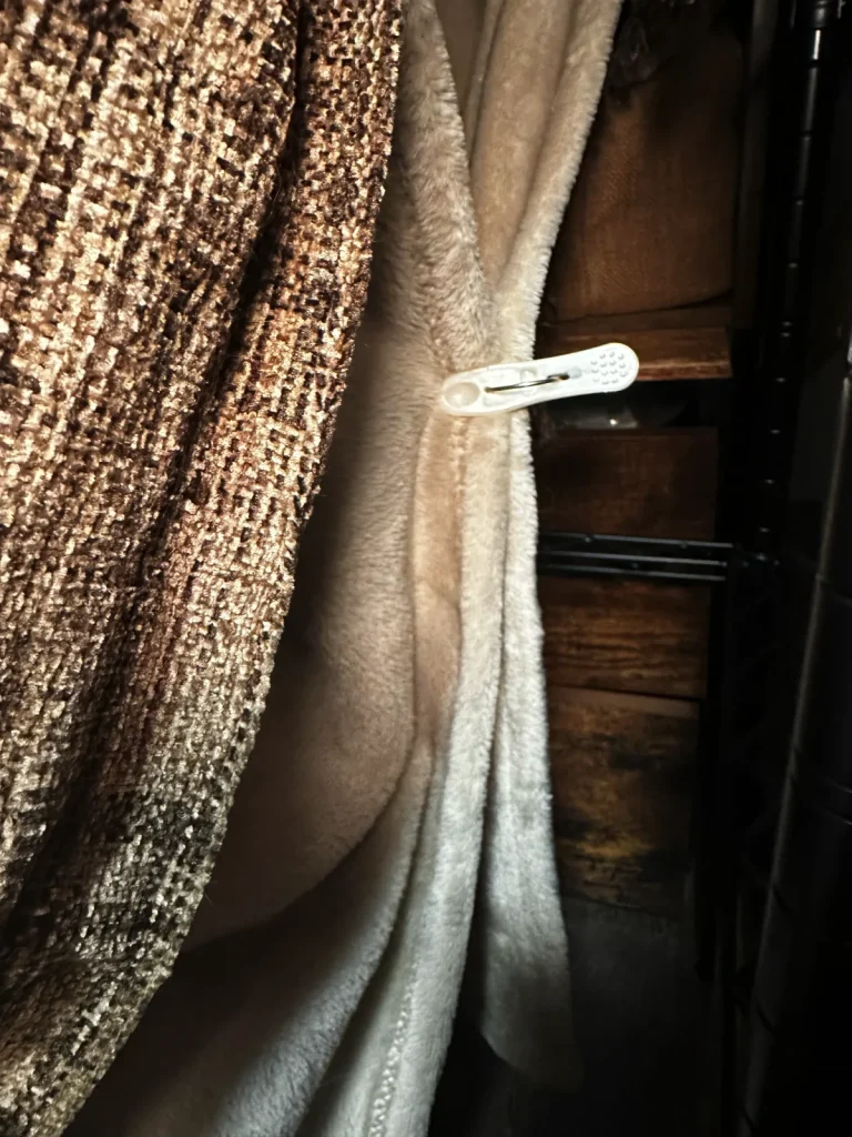 デスクをコタツ化し、コタツ毛布は洗濯ばさみでとめる